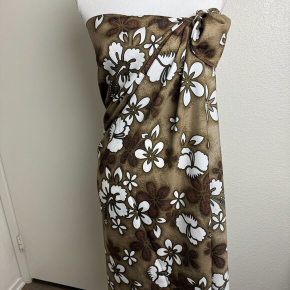 Sarong Hawaiian Brown & White Hibiscus - Picture 3 of 5